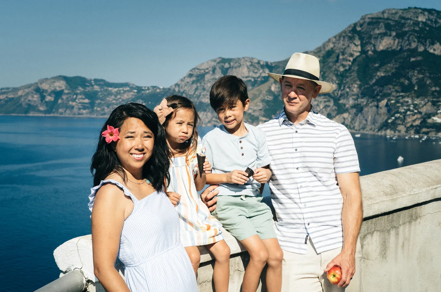 The family together with a view towards Positano