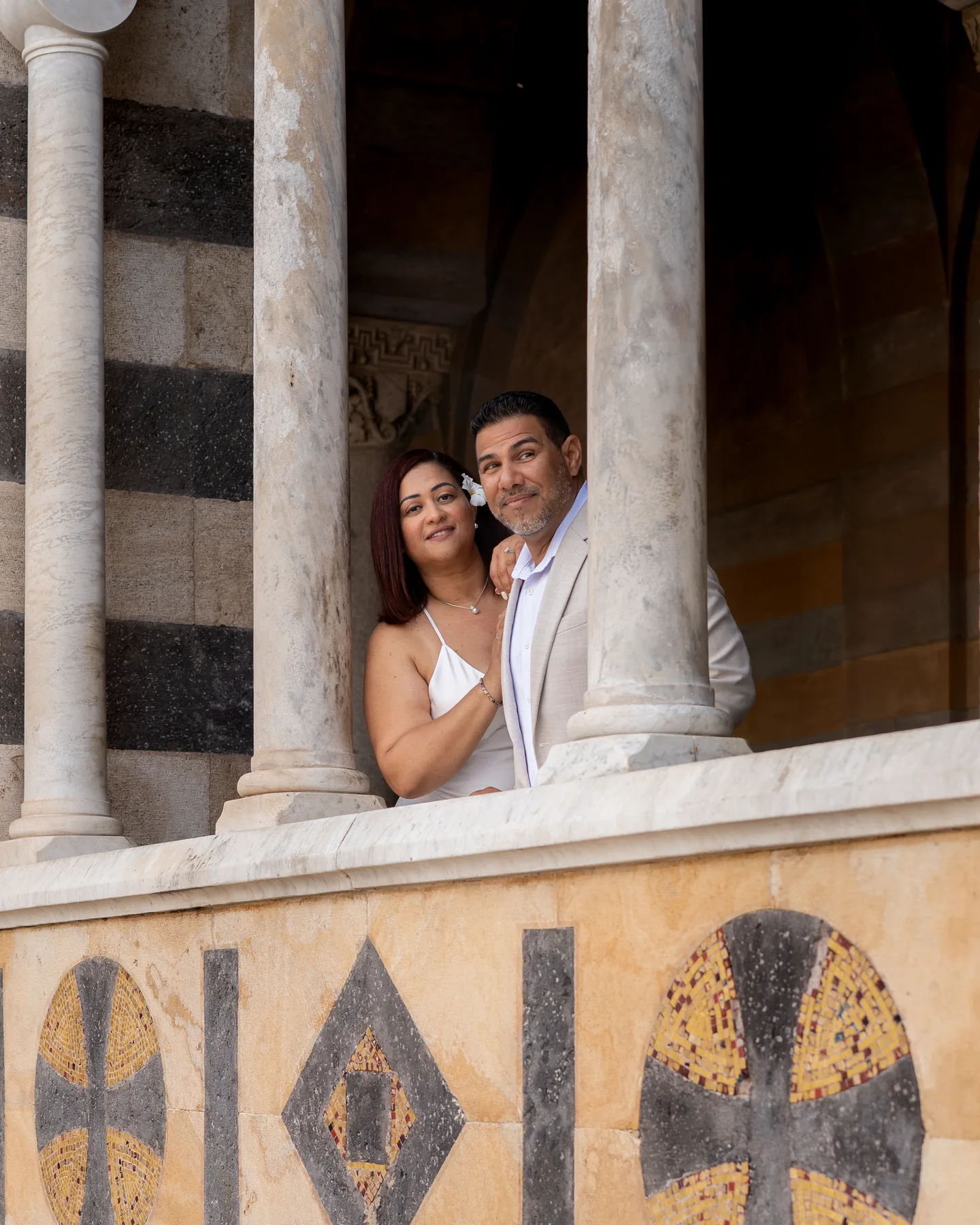 The couple leaning together between the cathedral columns